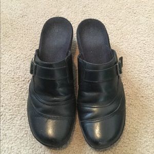 Clarks black leather clogs